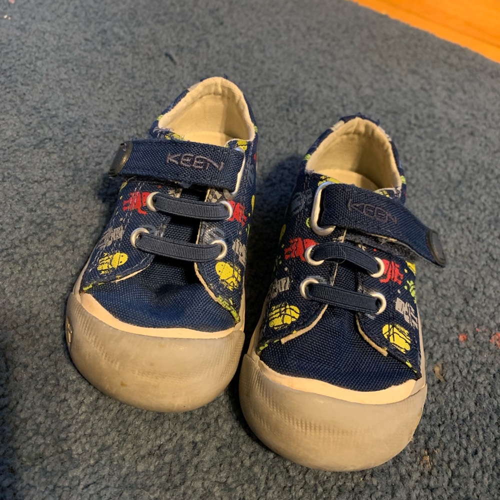 Boys size 5 Keen